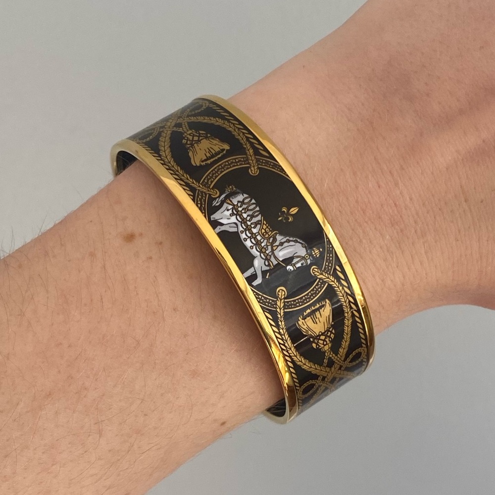 Authentic HERMÈS enamel bangle with horse motif
NWOT